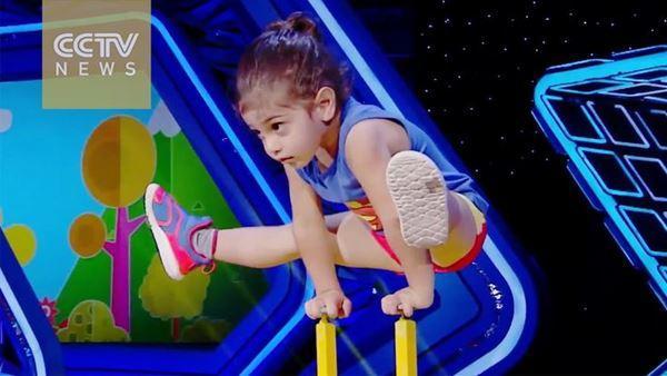 Il bambino prodigio che impressiona con le sue acrobazie 