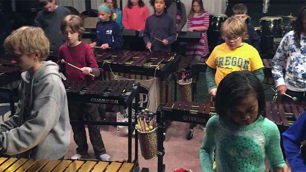 Bambini suonano un classico dei Led Zeppelin alle percussioni 