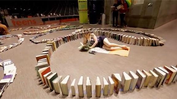 Il domino di libri più lungo mai realizzato 