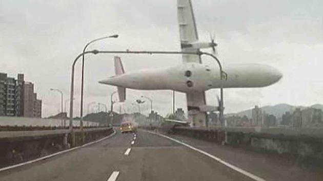 Il terribile schianto dell’aereo sul ponte. 