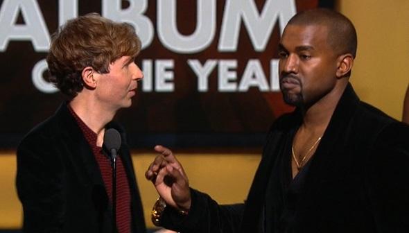 Kanye West irrompe sul palco ai Grammy Awards 