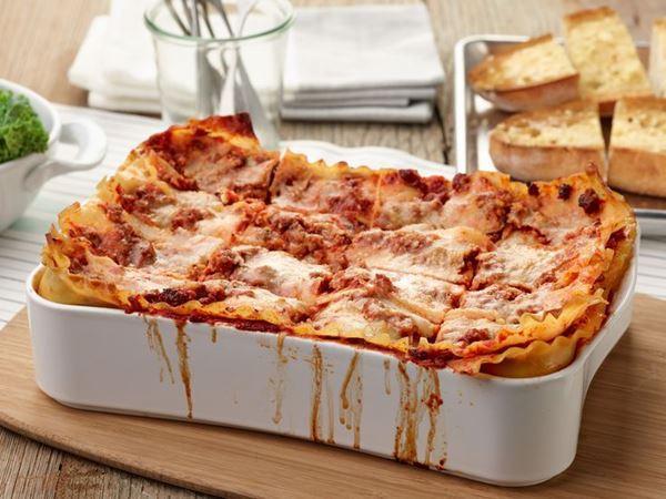 La lasagna al forno più piccola al mondo preparata in una cucina in miniatura 