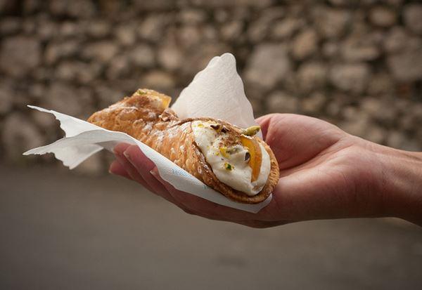 La ricetta senza tempo dei cannoli che hanno fatto leccare i baffi a più generazioni 