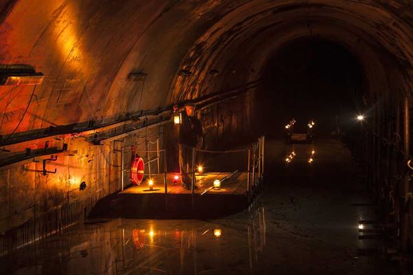 tunnel borbonico percorso avventura su zattera